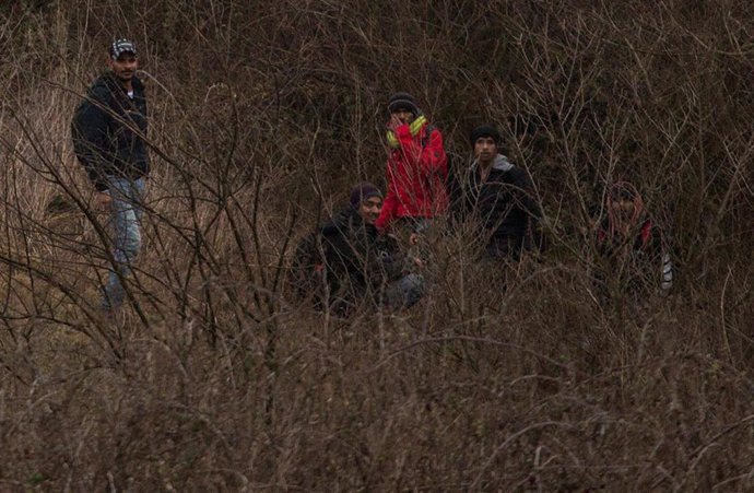 Archivo - Cruce de migrantes por la frontera grecoturca 
