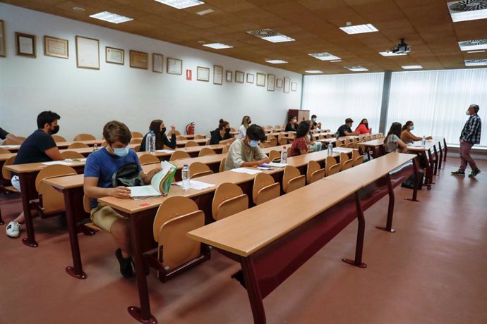 Archivo - Un grupo de estudiantes durante la convocatoria extraordinaria de la Evaluación del Bachillerato para el Acceso a la Universidad (EBAU)