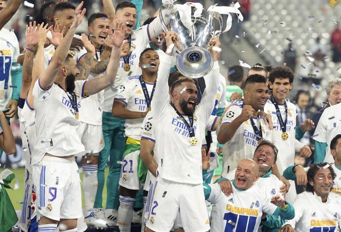 Daniel Carvajal sostiene la copa y sus compañeros de equipo celebran durante la ceremonia del trofeo después del partido de fútbol de la final de la UEFA Champions League entre el Liverpool FC y el Real Madrid CF 