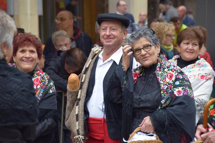 Archivo - Participantes de una ofrenda en Zaragoza con trajes tradicionales