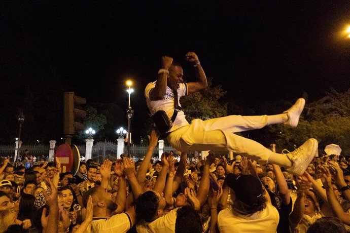 Aficionados del Real Madrid celebrando la victoria de la Champions.