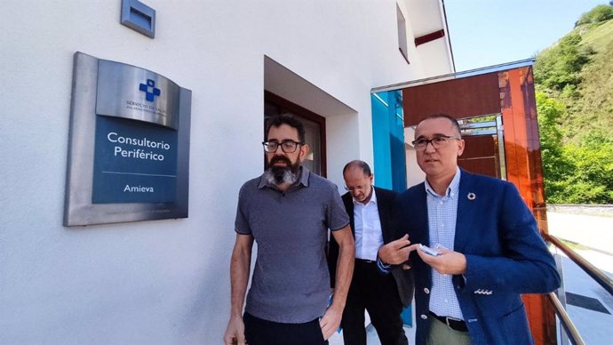 El consejero de Salud, Pablo Fernández Muñiz, visita el consultorio periférico de Sames, en Amieva