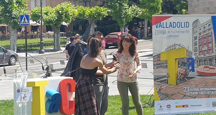 La concejala delegada de Cultura y Turismo del Ayuntamiento de Valladolid, Ana Redondo, haciendo entrega de uno de los premios de la 23 edición del Festival Internacional de Teatro y Artes de Calle de Valladolid-TAC 2022