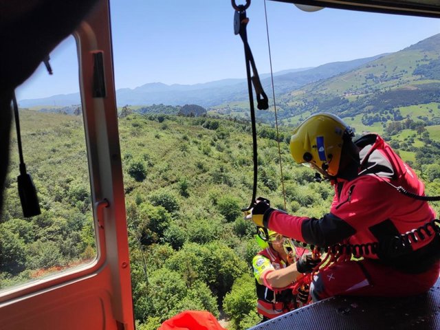 El helicóptero rescata a un ciclista tras una caída en un monte