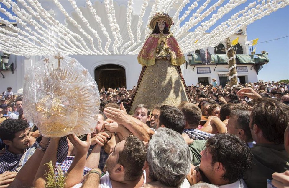 Archivo - La Virgen del Rocío sale de su ermita para procesionar por la aldea antes de su traslado a Almonte en una imagen de archivo 