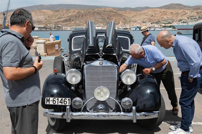 Coches de época hacen escala en el Puerto almeriense