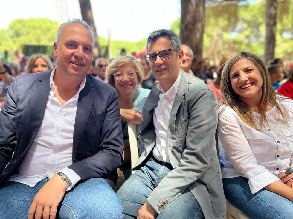 El ministro de la Presidencia, Relaciones con las Cortes y Memoria Decmorática, Félix Bolaños; secretario general del PSOE de Cádiz, Juan Carlos Ruiz Boix, y la cabeza de lista del PSOE por la provincia a las andaluzas, Irene García