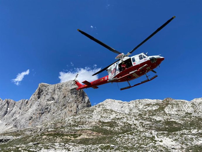 El helicóptero del Gobierno rescata a dos montañeros vascos enriscados en Peña Vieja