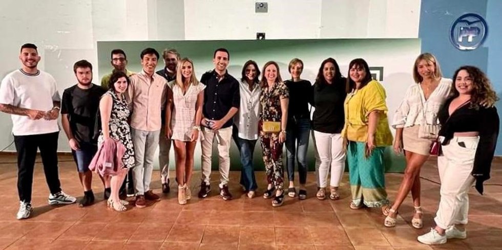 La candidata por el PP de Málaga al Parlamento andaluz, Patricia Navarro, en un acto en Torremolinos junto con la alcaldesa del municipio, Margarita del Cid.