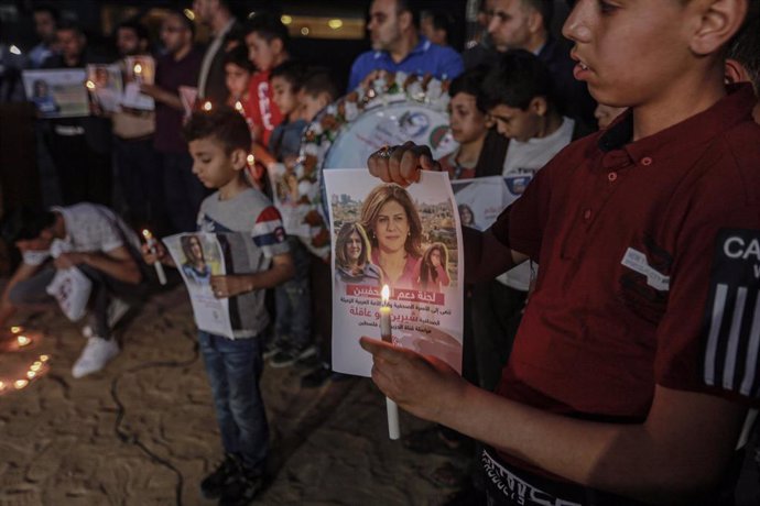 Funeral en Gaza por la periodista Shirín abu Aklé