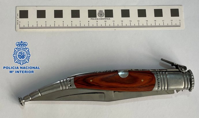 Navaja que el detenido esgrimió durante la persecución