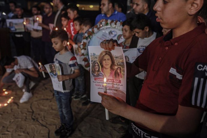 11 May 2022, Palestinian Territories, Gaza City: Children take part in a candlelight vigil to denounce the killing of Al Jazeera reporter Shireen Abu Akleh. Abu Akleh, 51, a prominent figure in the Arabic news service of the Al-Jazeera channel, was shot