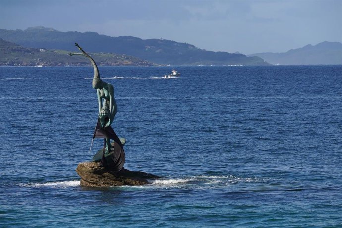 Archivo - Escultura 'La Madama de silgar' con un crespón negro por la muerte accidental de un bañista en la Playa de Silgar en Sanxenxo, a 23 de abril de 2022, en Pontevedra