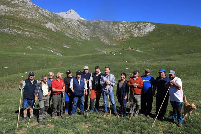 El consejero de Desarrollo Rural, Ganadería, Pesca, Alimentación y Medio Ambiente, Guillermo Blanco, asiste a la tradicional subida del ganado a los puertos de Áliva.