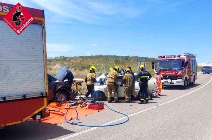 Tres heridos, uno de ellos grave, tras colisionar frontalmente dos vehículos en Algueña