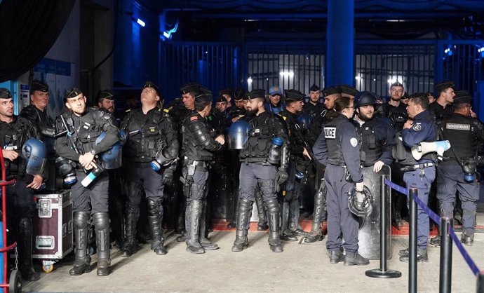 Agentes antidisturbios de la Policía en el Stade de France de París