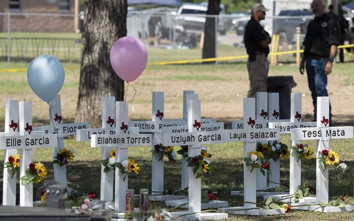 Cruces en recuerdo de los niños asesinados en el colegio Robb de Uvalde, en Texas