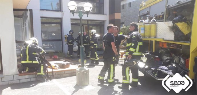 Labores de extinción de un incendio en un establecimiento hotelero en Tereñes, Ribadesella