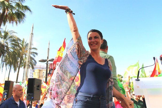 Macarena Olona llega al acto público de Vox en Almería