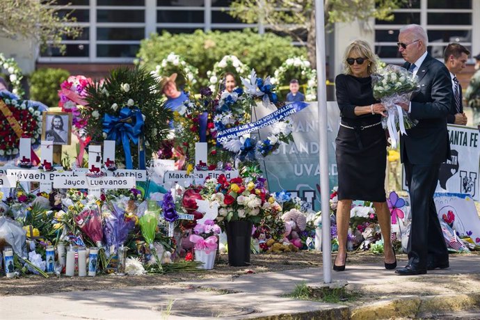 Jill y Joe Biden depositan un ramo de flores por las víctimas de la matanza de Uvalde, Texas