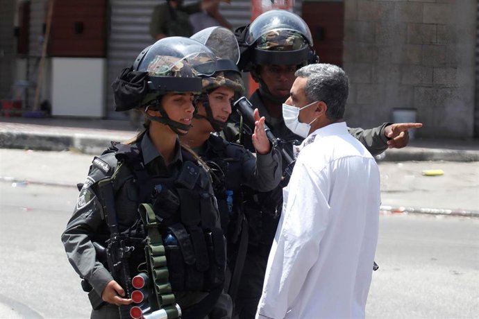 Militares israelíes y un civil palestino en Nablús