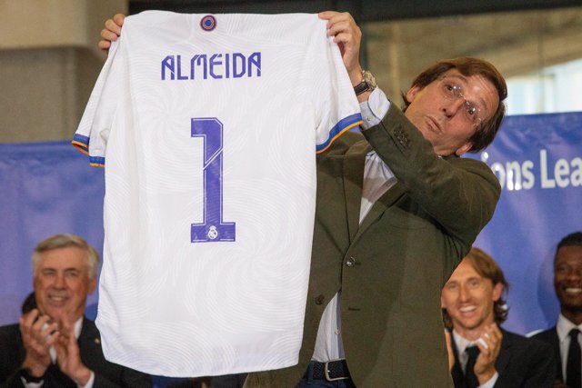 Almeida recibe del capitán Marcelo una camiseta del Real Madrid