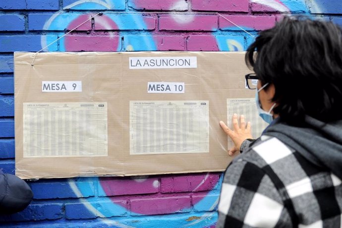 Censo en un colegio electoral durante las elecciones presidenciales en Colombia