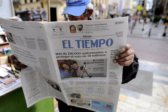 Un colombiano leyendo el diario 'El Tiempo' en Bogotá, Colombia, el día anterior a las elecciones presidenciales