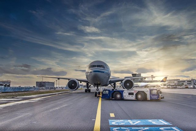 Archivo - Imagen de archivo de un avión en un aeropuerto