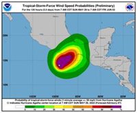 La tormenta 'Ágatha' alcanza la categoría dos de huracán poco antes de tocar tierra en el Pacífico mexicano