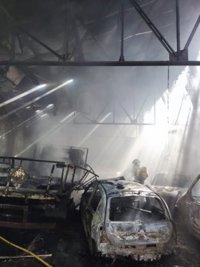 Un incendio calcina una nave de la antigua trefilería de Ramales
