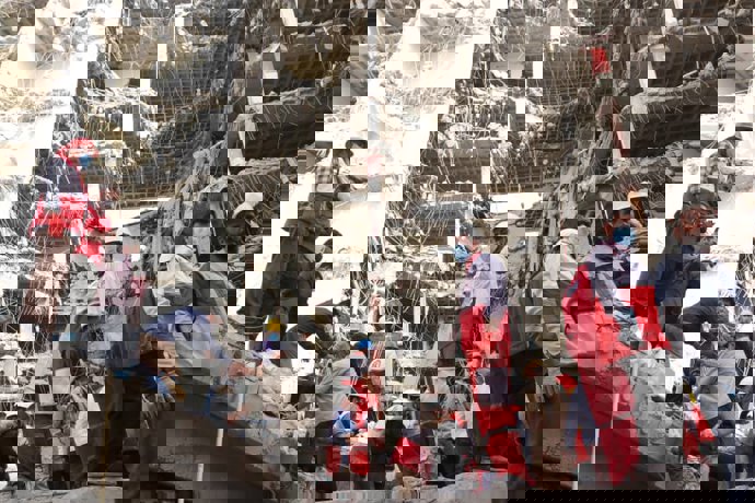 Trabajos de rescate tras el derrumbe de un centro comercial en la ciudad de Abadán, en el sur de Irán