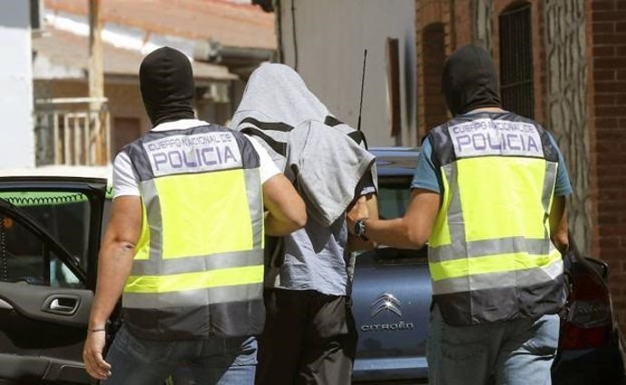 Imagen de la detención de un hombre en Valladolid en el marco de la operación Craiova