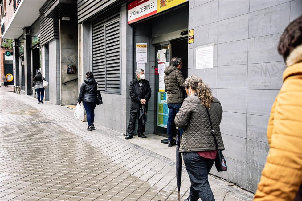 Archivo - Varias personas en una oficina de empleo