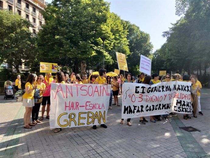 Imagen de una concentración de la Plataforma 0-3 años frente al Parlamento de Navarra.