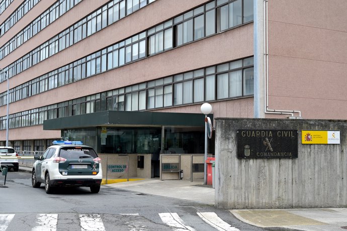 Un vehículo de la Guardia Civil en las instalaciones de la comandancia de la Guardia Civil donde se encuentra el detenido por una presunta agresión a su mujer, en A Coruña, Galicia 