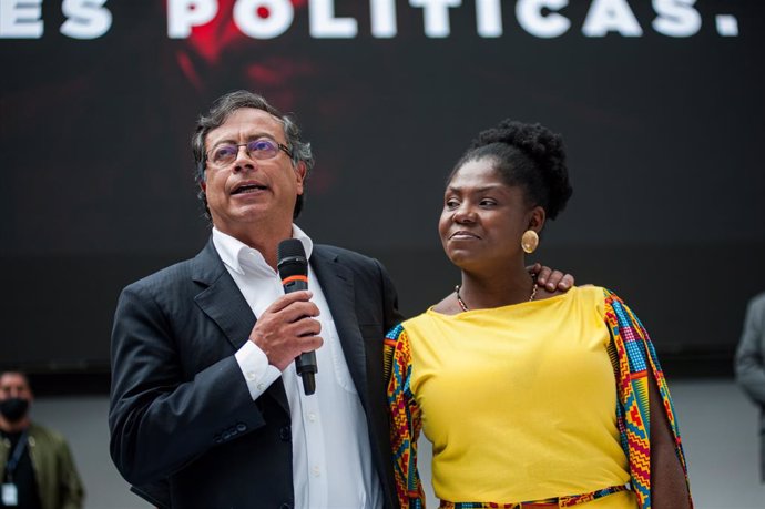 El candidato presidencial colombiano de izquierda Gustavo Petro y su compañera de fórmula, Francia Márquez