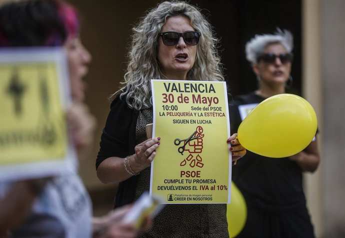 La Alianza Empresarial Por La Bajada Del IVA A La Imagen Personal Y Las Asociaciones Y Federaciones Que La Componen Realiza Una Protesta Para Reclamar El IVA Reducido Para El Sector. Frente A La Sede Del PSPV-PSOE.