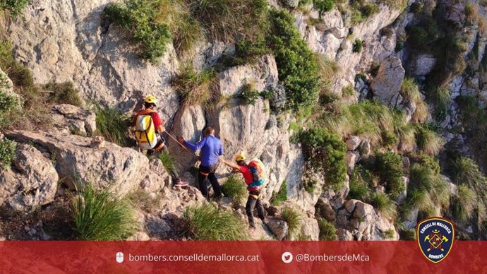 Bomberos rescatan a dos personas en Cala Dei y el Puig Tomir.