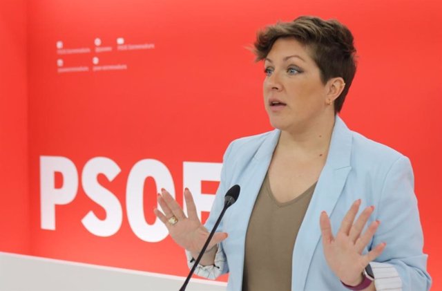 La portavoz del PSOE de Extremadura, Soraya Vega, en rueda de prensa