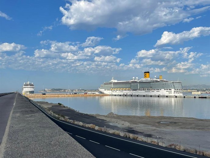 Los dos buques atracados en el muelle de Baleares del Port de Tarragona.