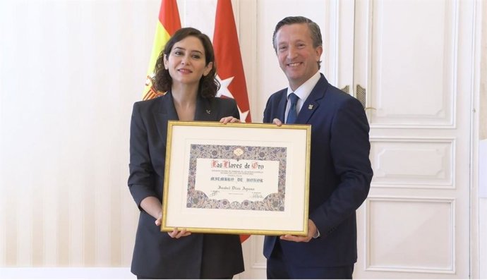La presidenta de la Comunidad de Madrid, Isabel Díaz Ayuso, ha recibido este lunes las Llaves de Oro de la Asociación Nacional de Conserjes de Hotel de manos de su presidente, Borja Martín