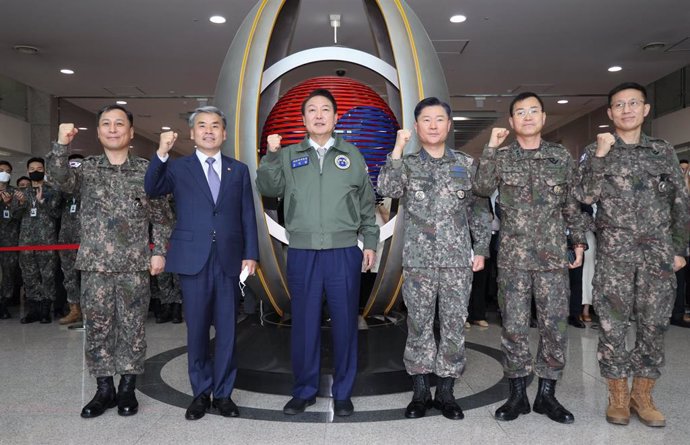 El presidente de Corea del Sur, en el centro, junto a varios miembros del Ejército.