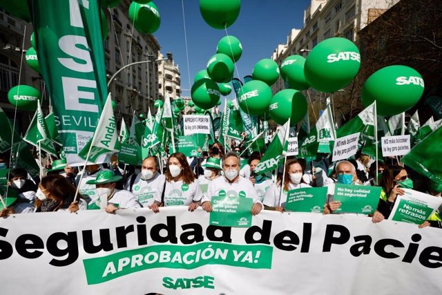 Archivo - SATSE protesta ante el Congreso de los Diputados (Madrid) por el bloqueo de la ley de seguridad del paciente, como ya sucedió en diciembre de 2021.