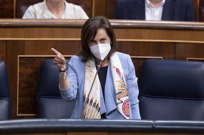 La ministra de Defensa, Margarita Robles, interviene en una sesión plenaria, en el Congreso de los Diputados, a 18 de mayo de 2022, en Madrid (España). 