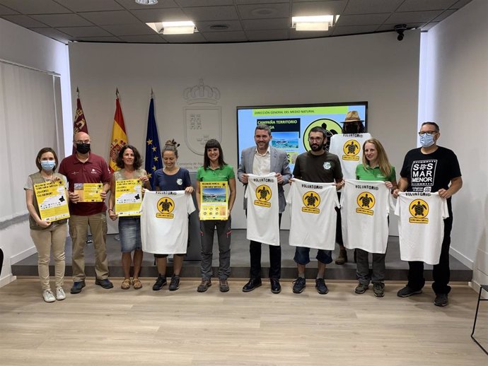 El consejero Antonio Luengo durante la presentación de la campaña 'Territorio Tortuga 2022', acompañado por representantes de la red de voluntarios.