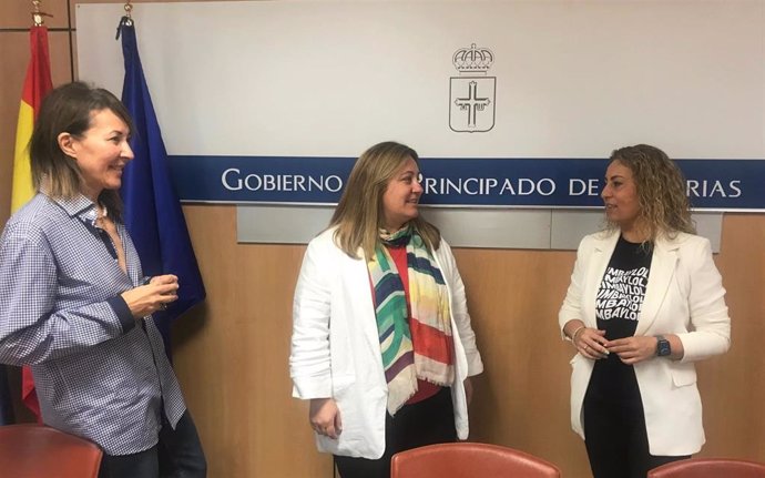 La consejera de Educación, Lydia Espina, se reúne con la alcaldesa de Lena, Gema Álvarez