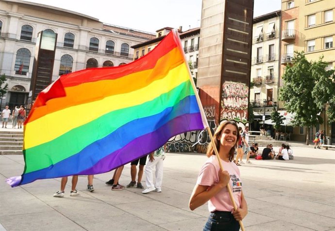 Archivo - La portavoz de Más Madrid en el Ayuntamiento, Rita Maestre, con una bandera arcoíris