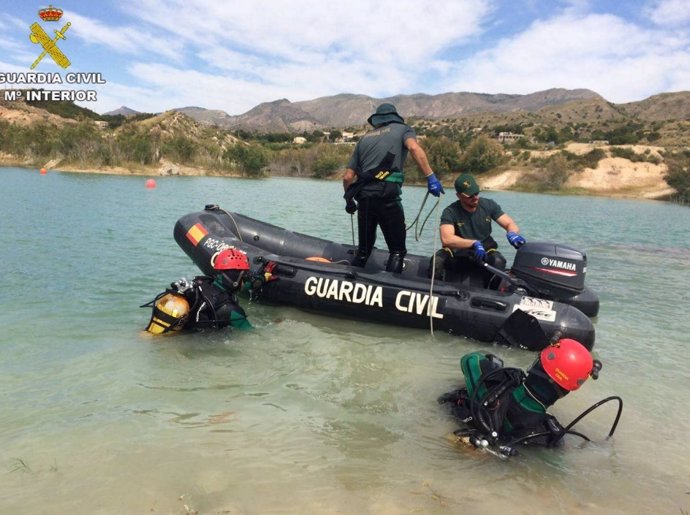 Efectivos de los GEAS buscan a un desaparecido en el embalse de Crevillent