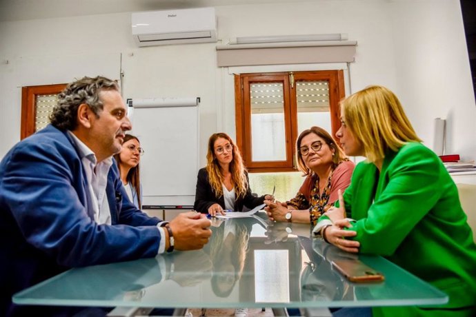 La coordinadora autonómica de Cs en C-LM, Carmen Picazo, en las instalaciones del Centro de Investigación y Desarrollo Social de Enfermedades Poco Frecuentes (INDEPF) de Campo de Criptana